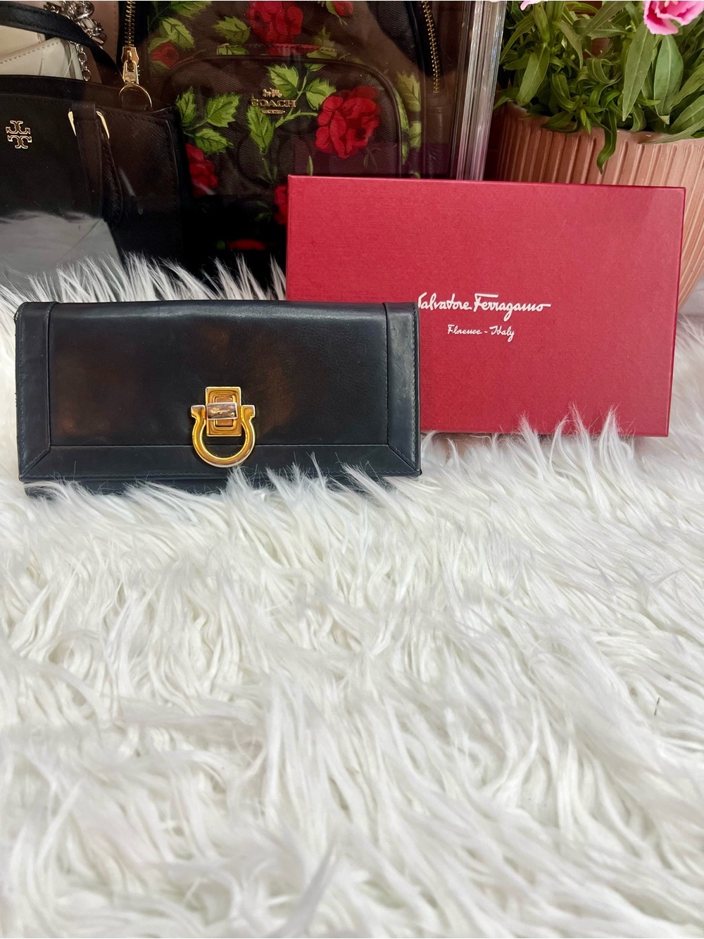 Salvatore Ferragamo Black Leather Wallet with Gold Horsebit Ring - Picture 6 of 12